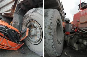 БелАЗ весом в 130 тонн раздавил КамАЗ