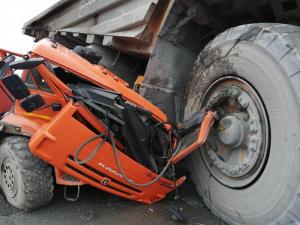 БелАЗ весом в 130 тонн раздавил КамАЗ