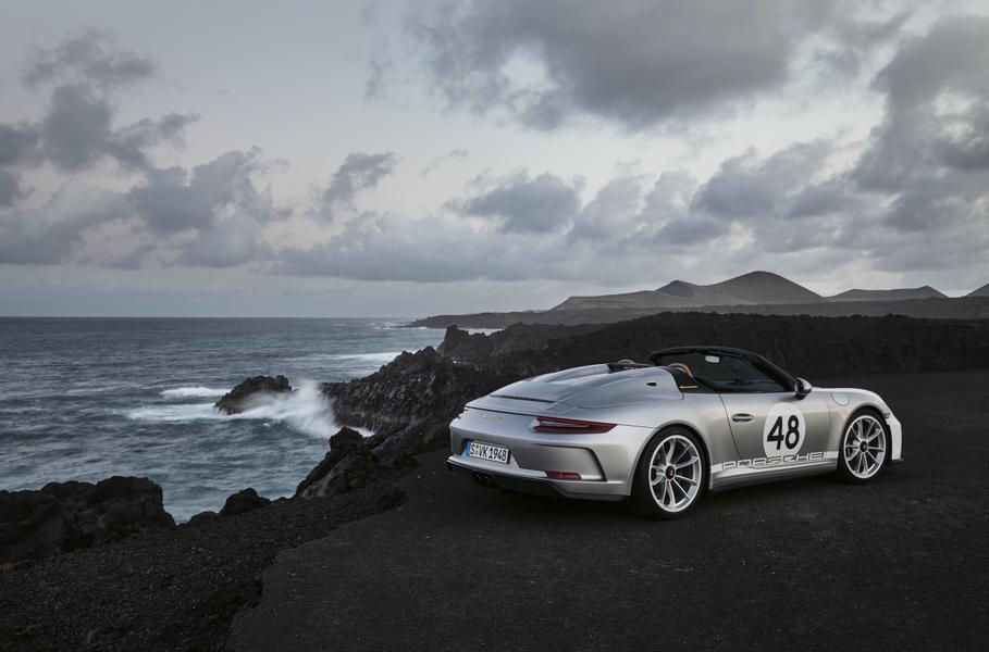 Покупателю Porsche 911 за 550 000 долларов подарили часы и экскурсию