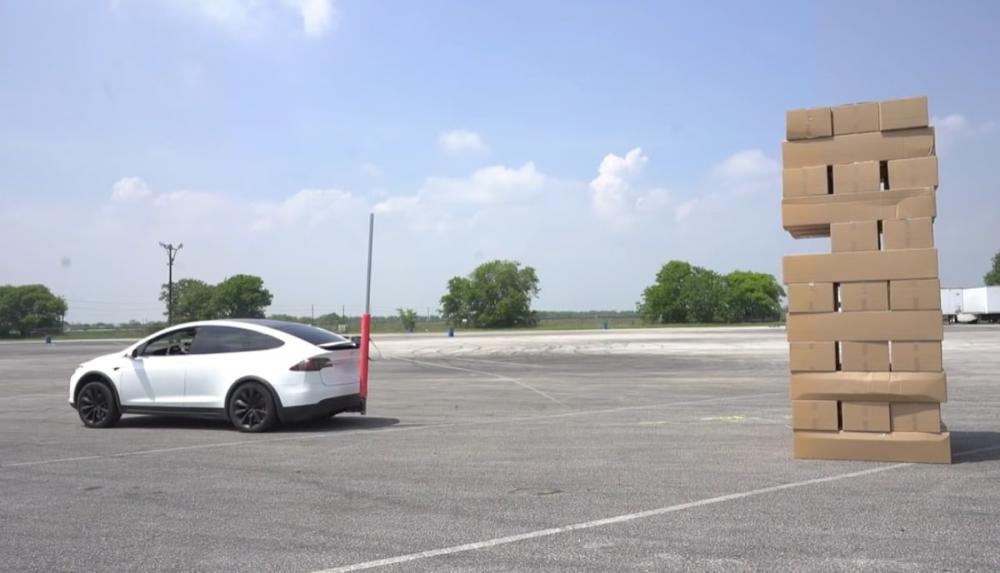 Видео: Tesla Model X играет в гигантскую Дженгу