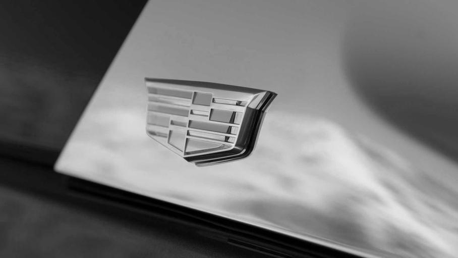 Новый Cadillac Escalade украсят монохромной эмблемой