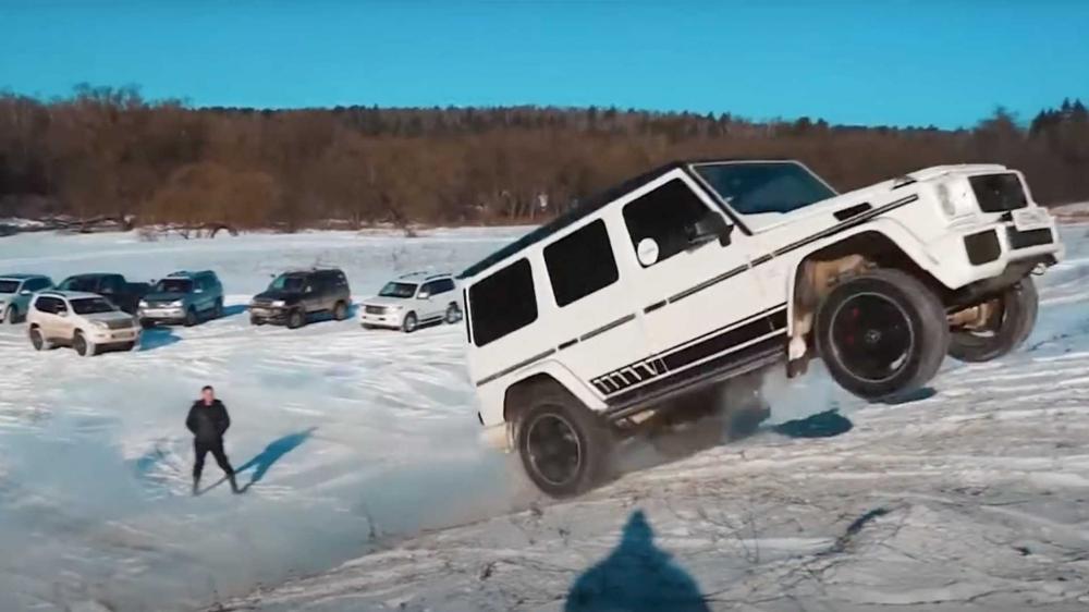 Посмотрите, как развлекаются зимой владельцы Mercedes-AMG G63