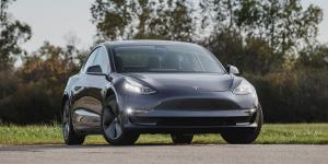 У электрокара Tesla отвалился руль во время движения