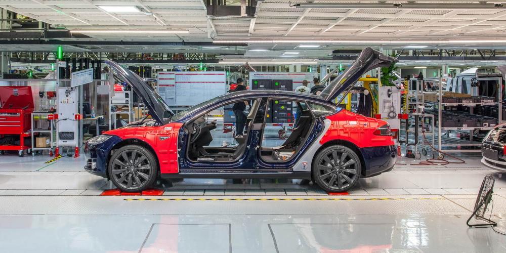 Илон Маск открыл завод Tesla вопреки запрету властей