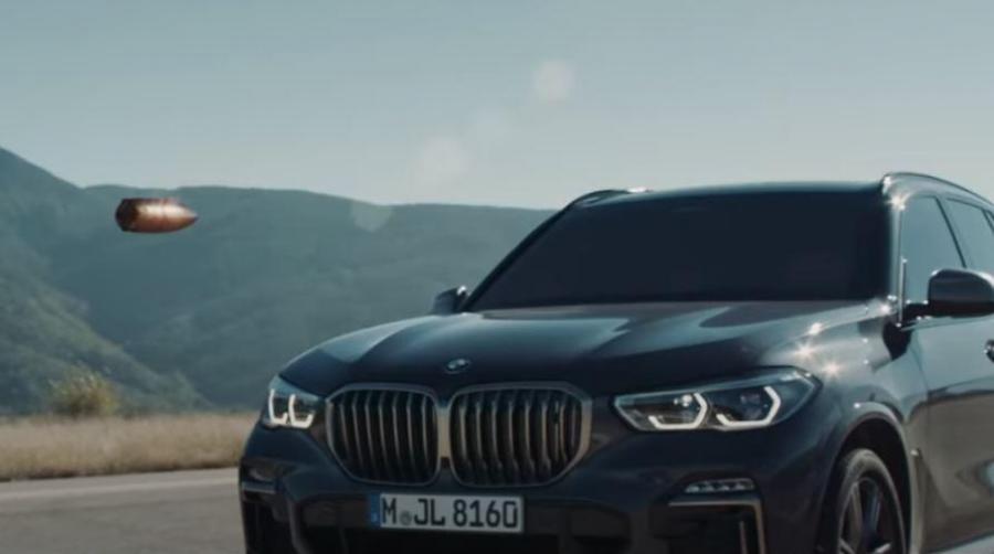 Видео: бронированный BMW X5 устроил гонку с пулей