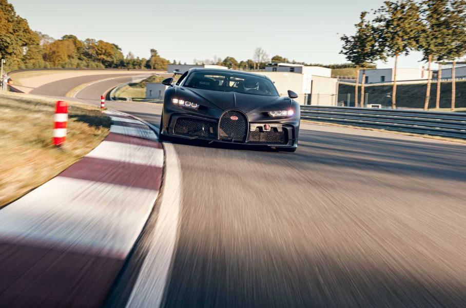 Посмотрите, как тестируют 1500-сильный Bugatti за 240 миллионов рублей