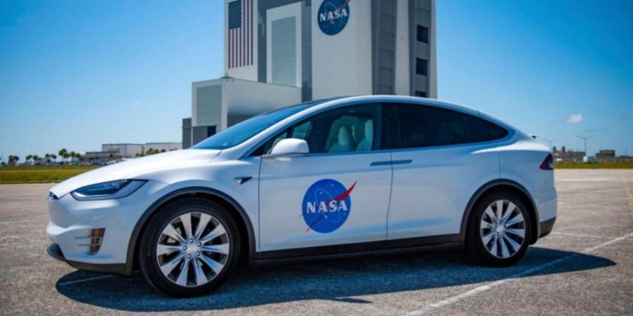 Показан кроссовер Tesla для доставки космонавтов к ракетам на МКС