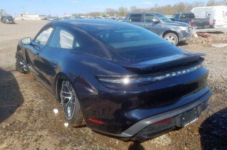 Первый разбитый в ДТП Porsche Taycan пустят с молотка