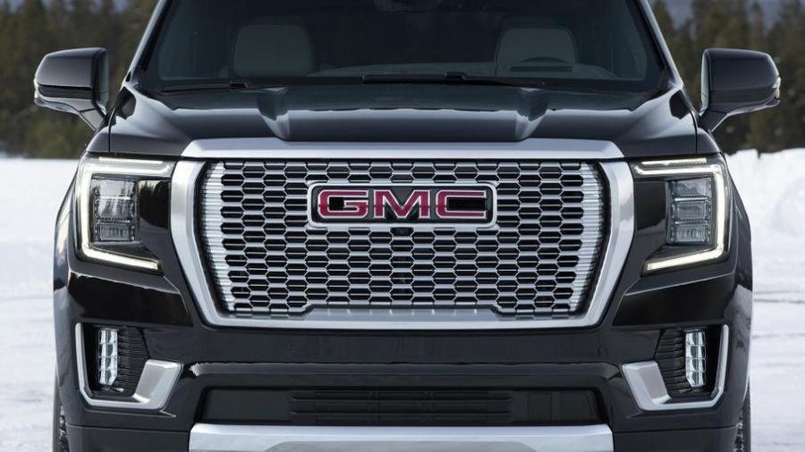 GMC Yukon получил подсветку переднего логотипа