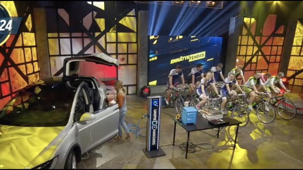 Видео: велосипедисты попытались подзарядить Tesla Model X