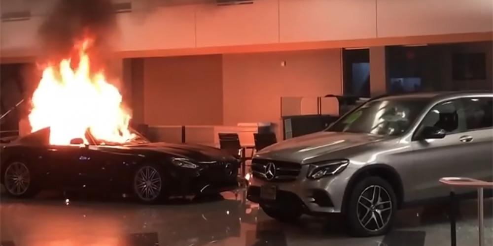 В ходе беспорядков в США уничтожили автосалон Mercedes