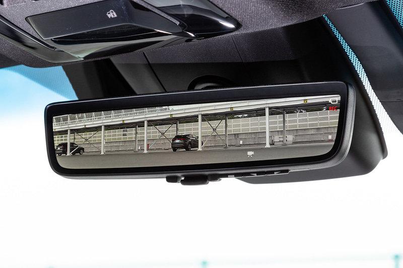 Кроссовер Toyota Harrier получил цифровое зеркало с необычной функцией