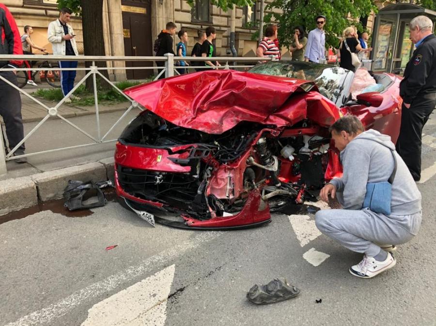 ВИДЕО: авария VW Polo и Ferrari в Санкт-Петербурге
