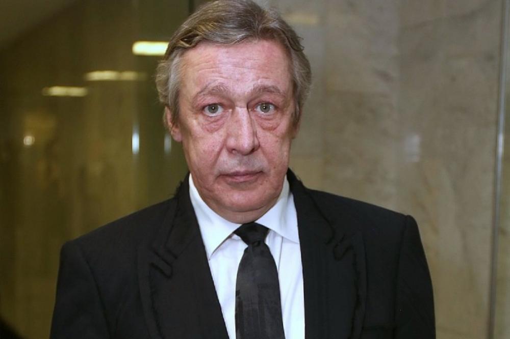 Актер Ефремов напился в хлам и разложил две машины по встречке