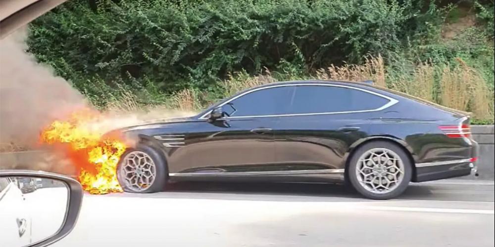 Видео: новый Genesis G80 загорелся во время движения