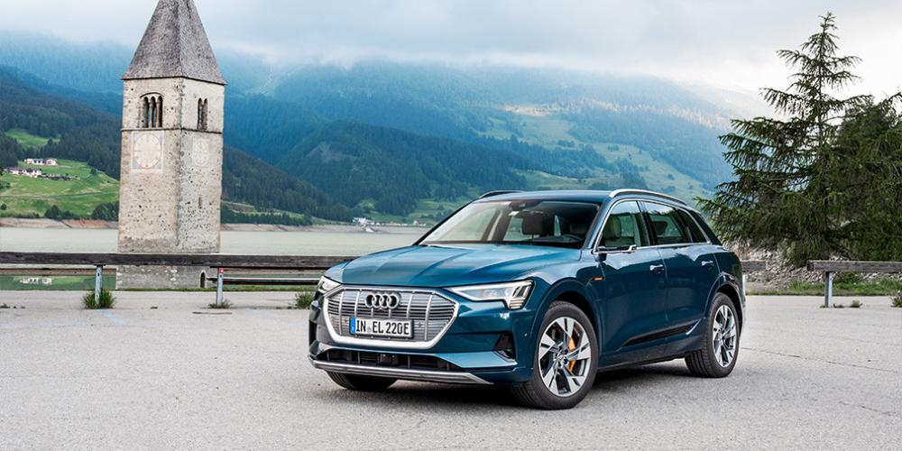 Audi назвала российские цены на электрический кроссовер e-tron