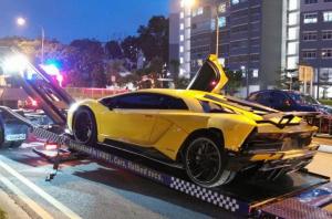 Два Lamborghini Aventador столкнулись друг с другом: фото и видео