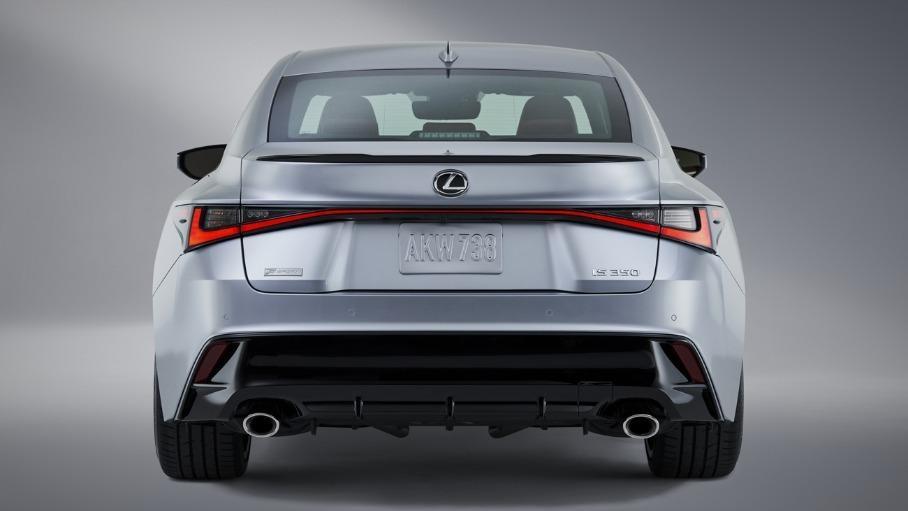 Дизайн нового Lexus IS раскрыли на фотографиях