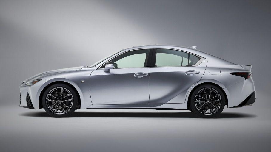 Дизайн нового Lexus IS раскрыли на фотографиях