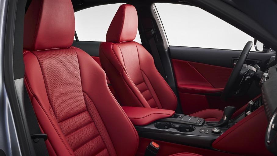 Дизайн нового Lexus IS раскрыли на фотографиях