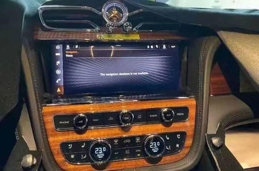 Обновленный Bentley Bentayga: первые фотографии салона