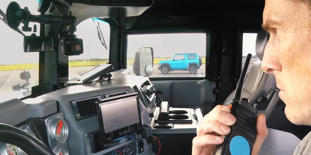 Видео: Hummer H1 сразился в дрэге с Suzuki Jimny