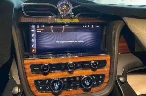 Обновленный Bentley Bentayga: первые фотографии салона