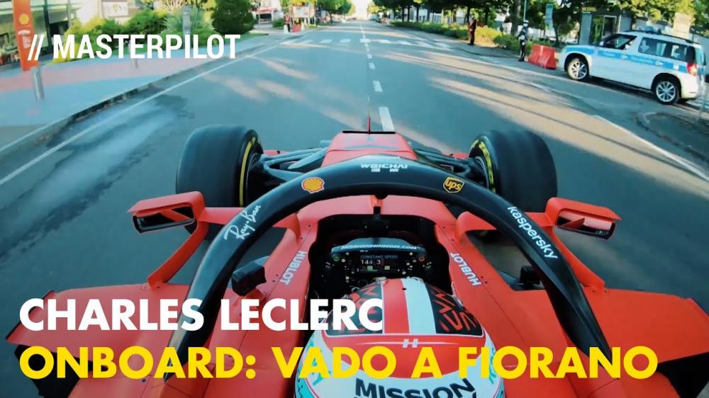 Видео: Шарль Леклер за рулём SF1000 на улицах Маранелло