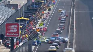В NASCAR произошёл массовый завал на пит-лейн, пострадал механик