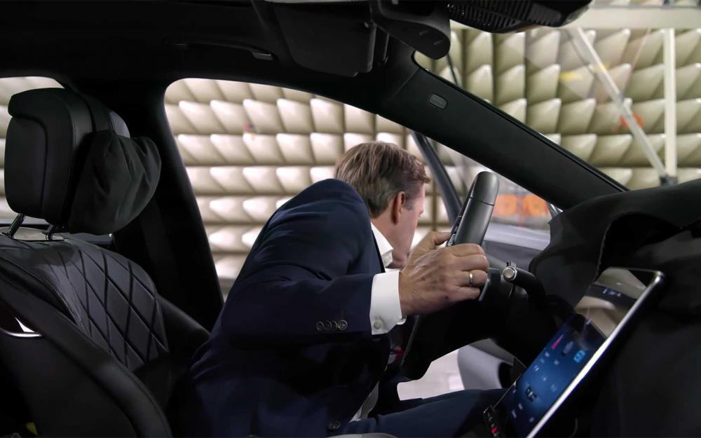Mercedes показал на видео новый S-Class