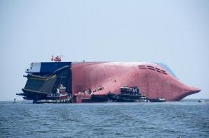 Перевернувшийся корабль с 4000 Hyundai и Kia распилят вместе с машинами