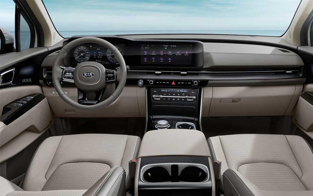 Kia показала интерьер нового минивэна для России