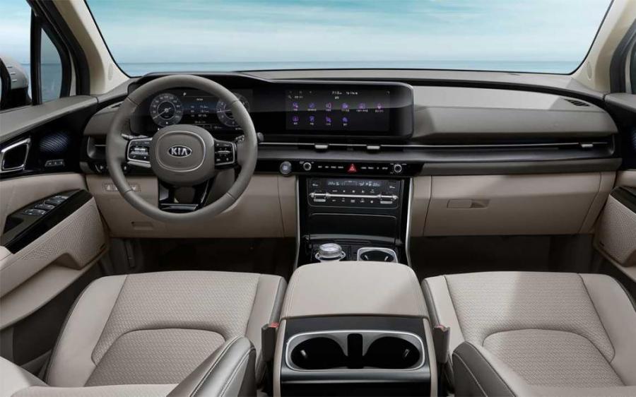 Kia показала интерьер нового минивэна для России