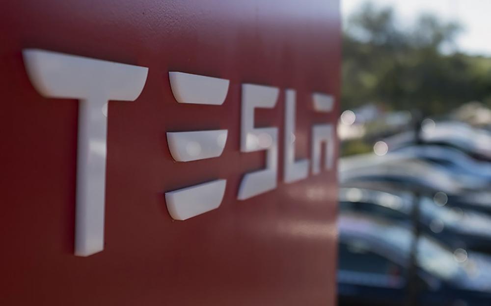 Tesla обвинила Rivian в краже коммерческой тайны