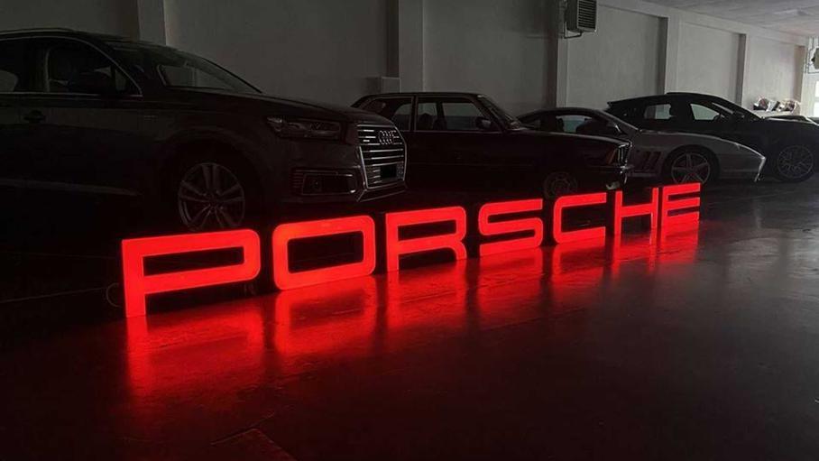 Светящиеся вывески дилеров Porsche появились в продаже