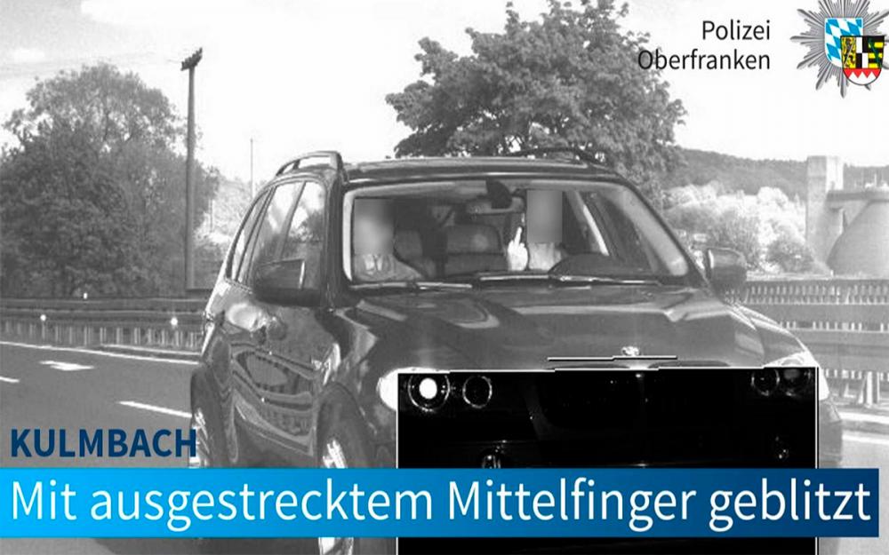 Водителя BMW оштрафовали на 1,5 тысячи евро за показанный средний палец