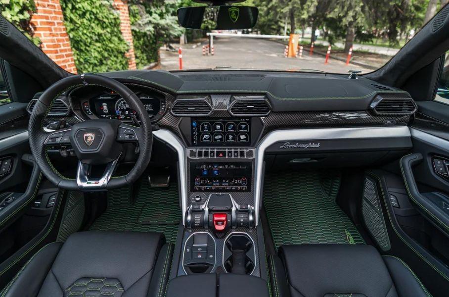 В России продают один из самых дорогих в мире Lamborghini Urus