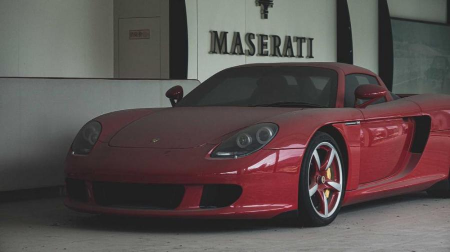 Без слез не взглянешь: Porsche Carrera GT забыли на 8 лет