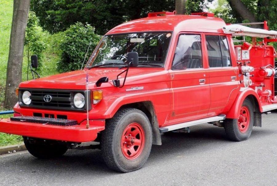 Посмотрите на пожарный Toyota Land Cruiser