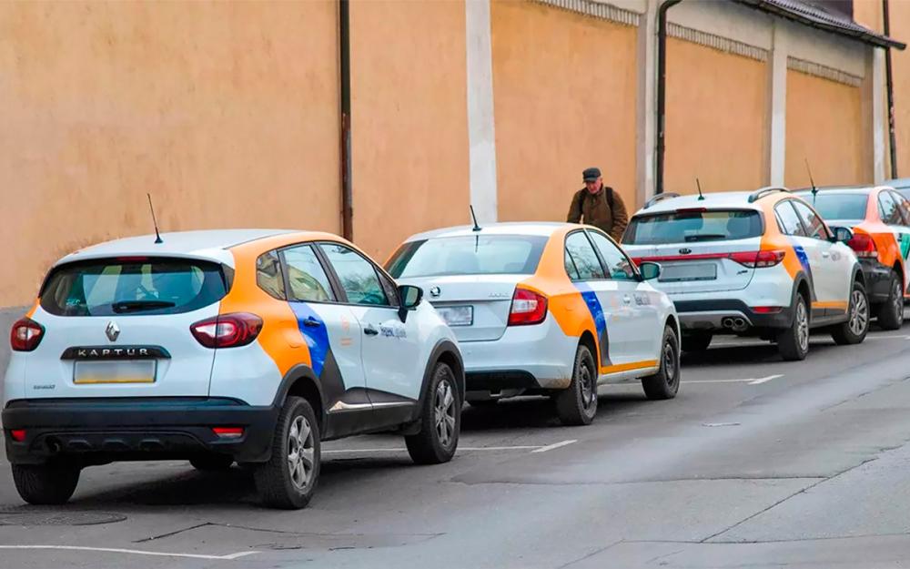В Подмосковье у 30 автомобилей каршеринга прокололи колеса