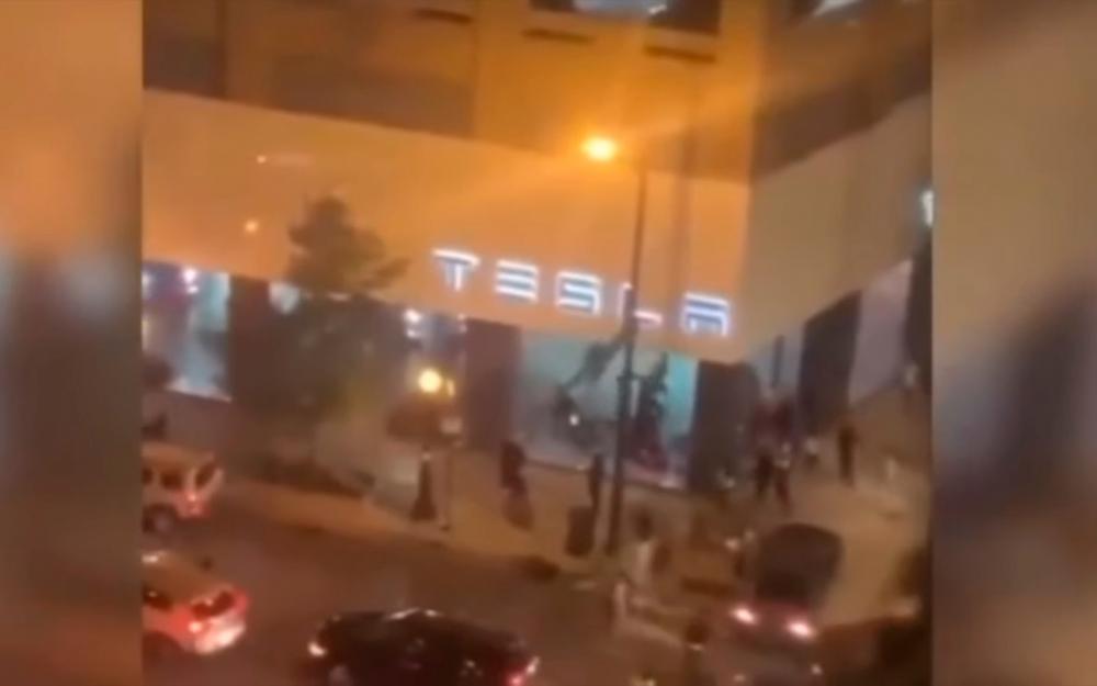 Видео: в ходе беспорядков в США уничтожили автосалон Tesla