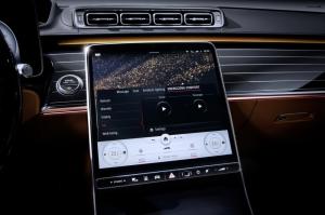 Mercedes-Benz рассказал об инновационной подсветке салона нового S-Class