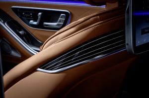 Mercedes-Benz рассказал об инновационной подсветке салона нового S-Class