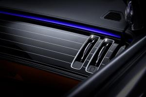 Mercedes-Benz рассказал об инновационной подсветке салона нового S-Class