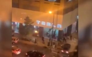Видео: в ходе беспорядков в США уничтожили автосалон Tesla