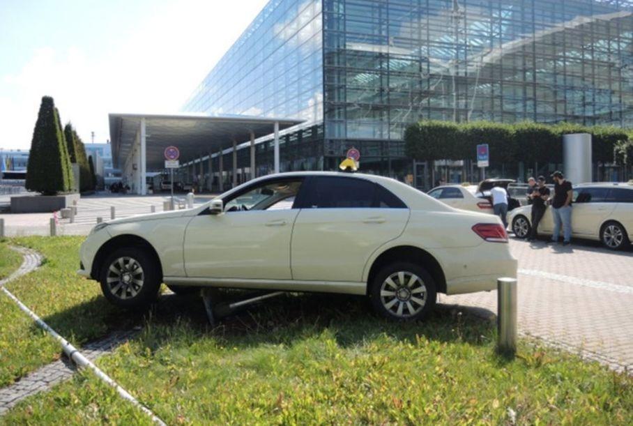 Американец не смог угнать Mercedes-Benz из-за «автомата»