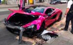 Розовый McLaren протаранил Volkswagen Golf