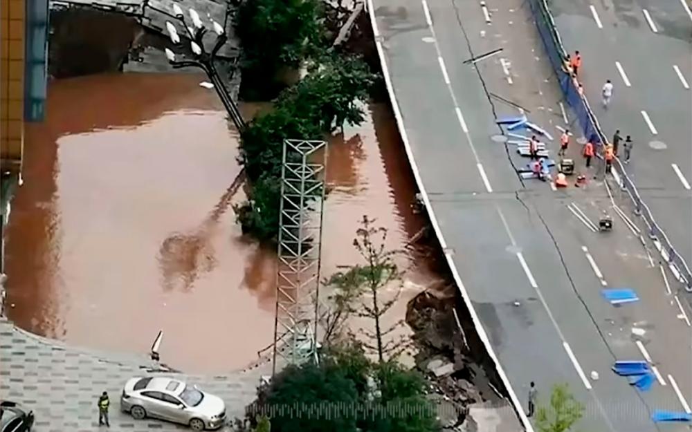 Видео: в Китае под землю провалились более 20 автомобилей