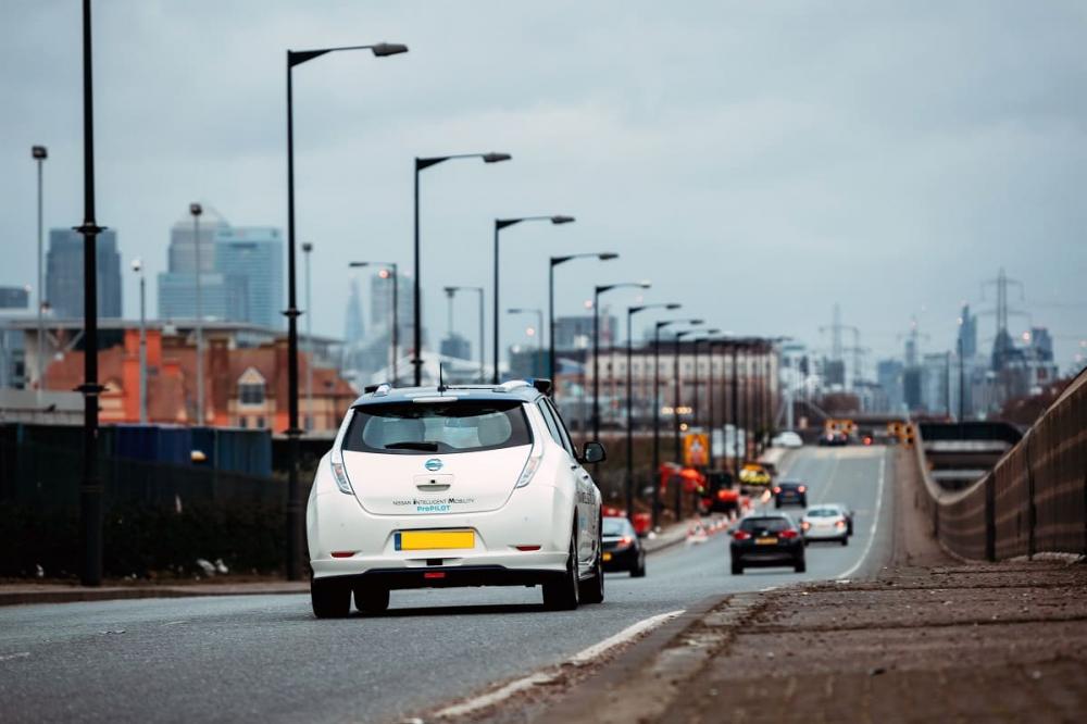 Специальный Nissan Leaf следит за оплатой парковки автомобилей