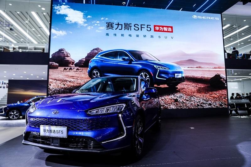HUAWEI начал продажу электромобиля SERES SF5 в своих магазинах Китая